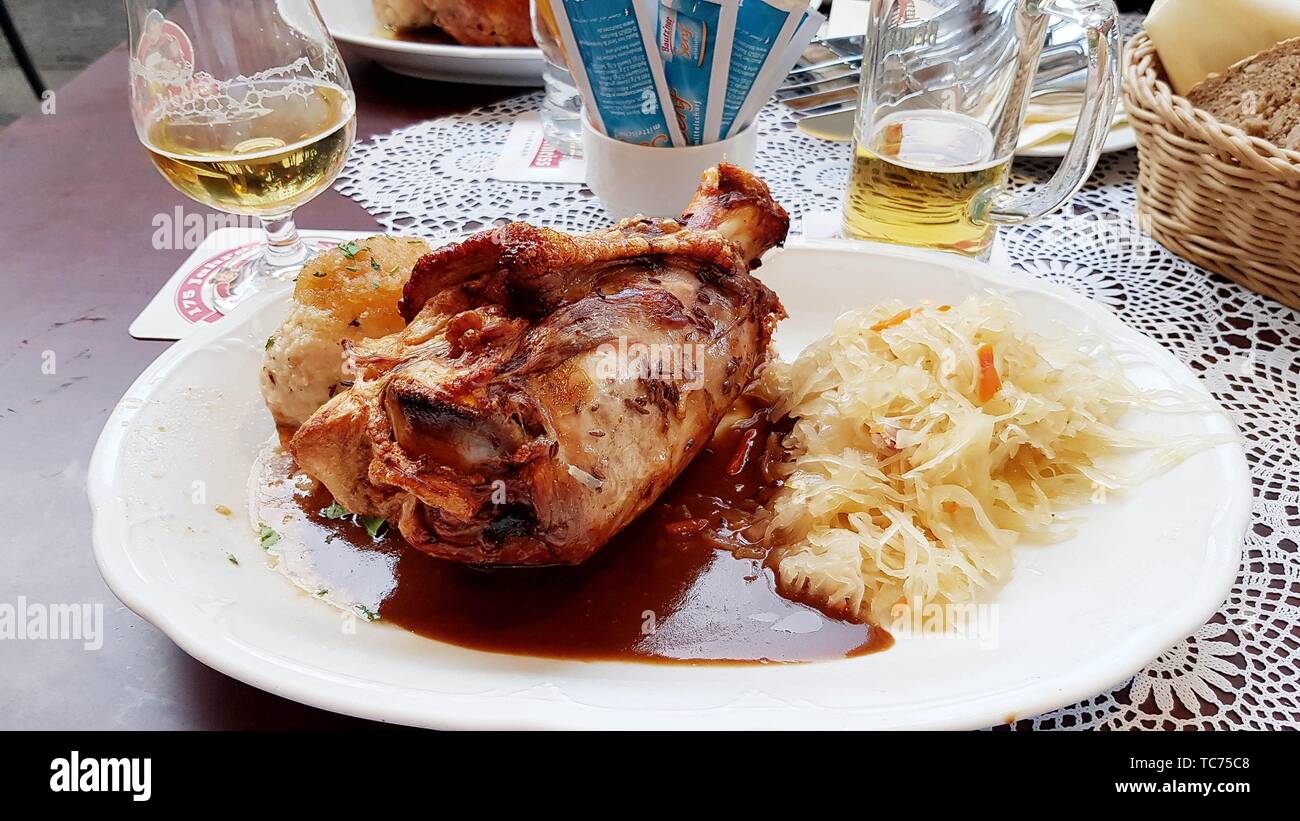 Jarret de porc rôti de Berlin avec la choucroute et
