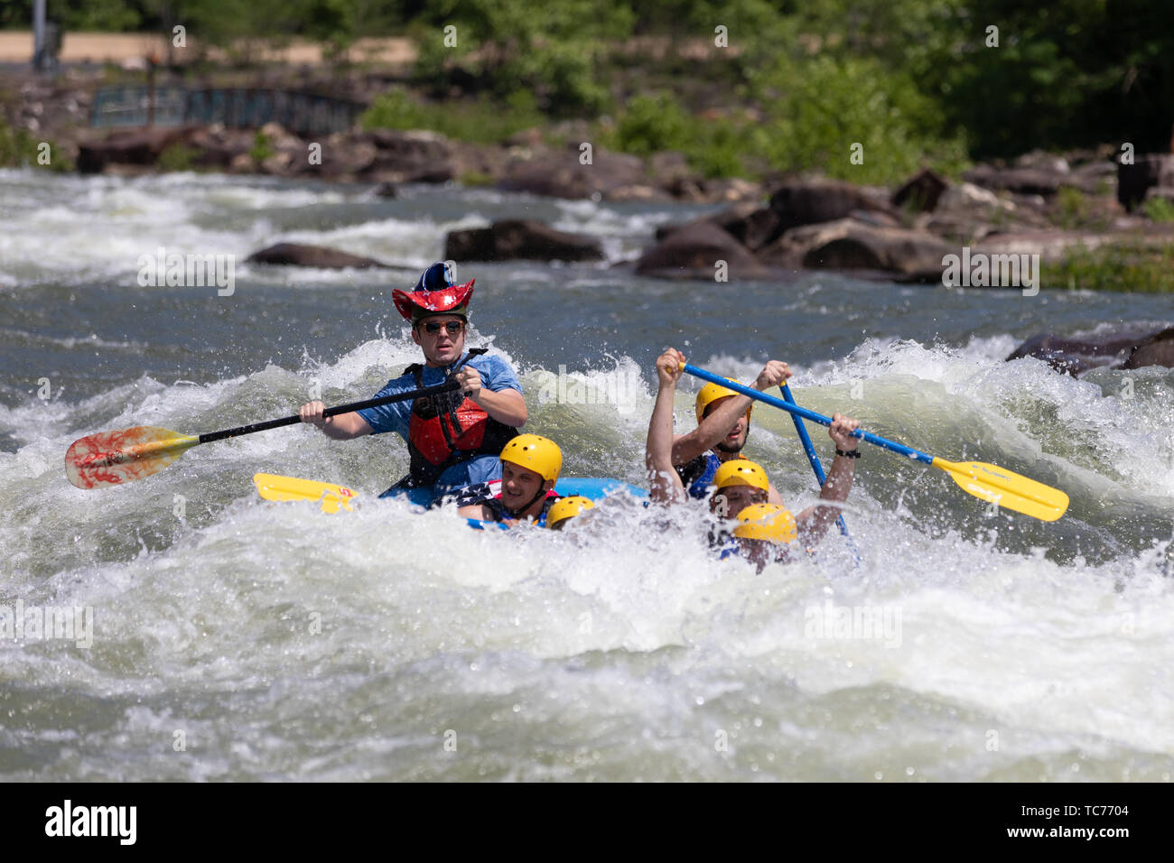 Une série de personnes descendant la rivière Ocoee. Banque D'Images