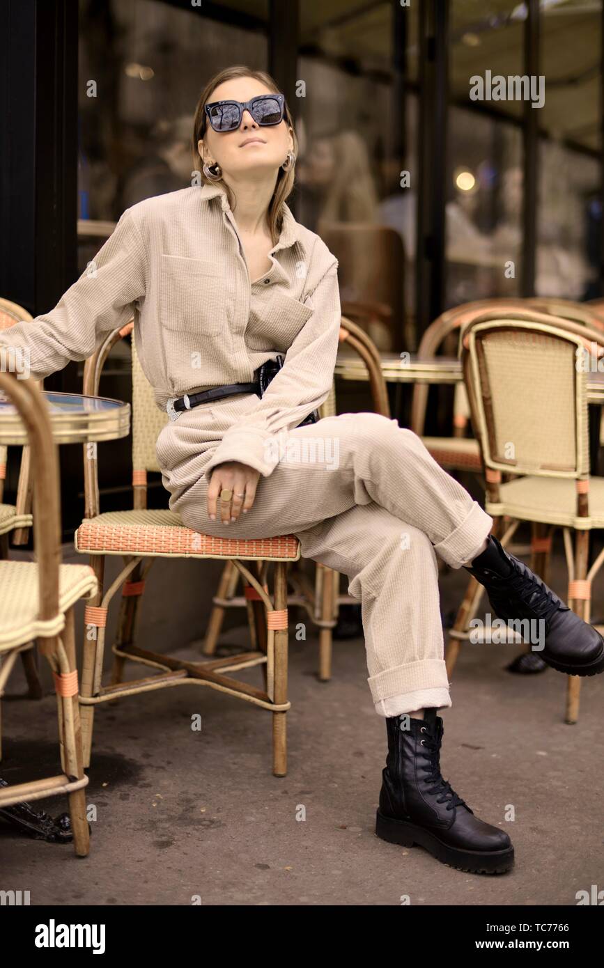Mode femme assis sur une chaise dans un café, à Paris, France Photo Stock -  Alamy