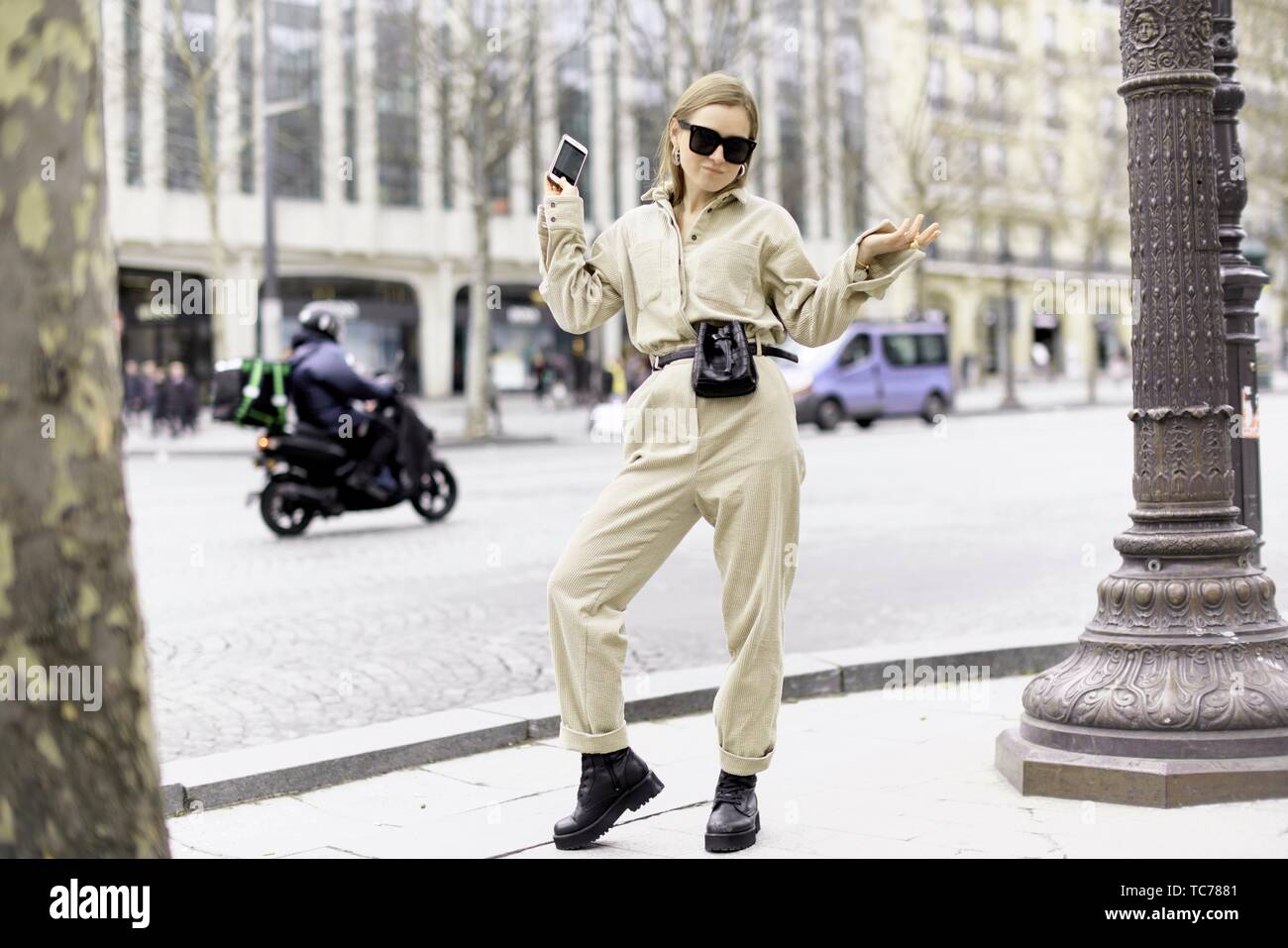 Mode femme à la rue pendant la semaine de la mode, de porter les dernières  tendances mode de combinaison d'une seule pièce, à Paris, France Photo  Stock - Alamy