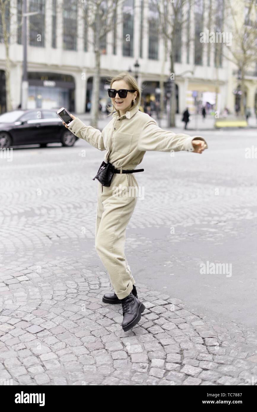 Femme élégante portant des dernières tendances de la mode à la rue pendant  la semaine de la mode, à Paris, France Photo Stock - Alamy
