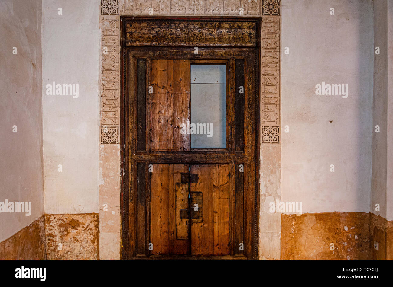 Vieille porte en bois rustique et arabe avec châssis arabesque a travaillé en stuc. marrakech maroc Banque D'Images