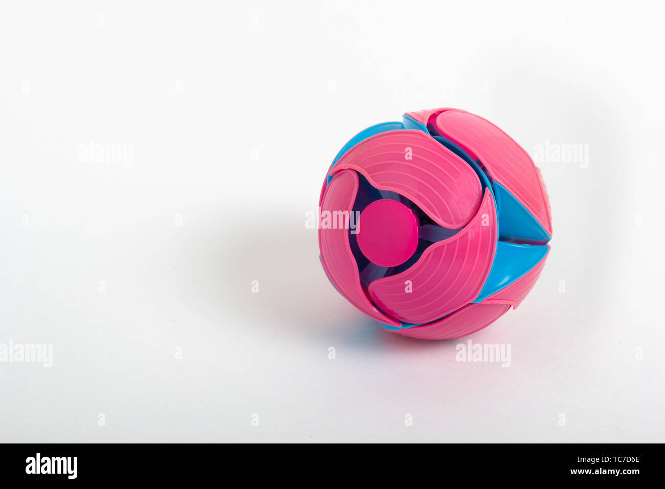 Transformateur balle jouet en plastique bleu et rose. Jouet pour enfants.  Beau jouet ball Photo Stock - Alamy