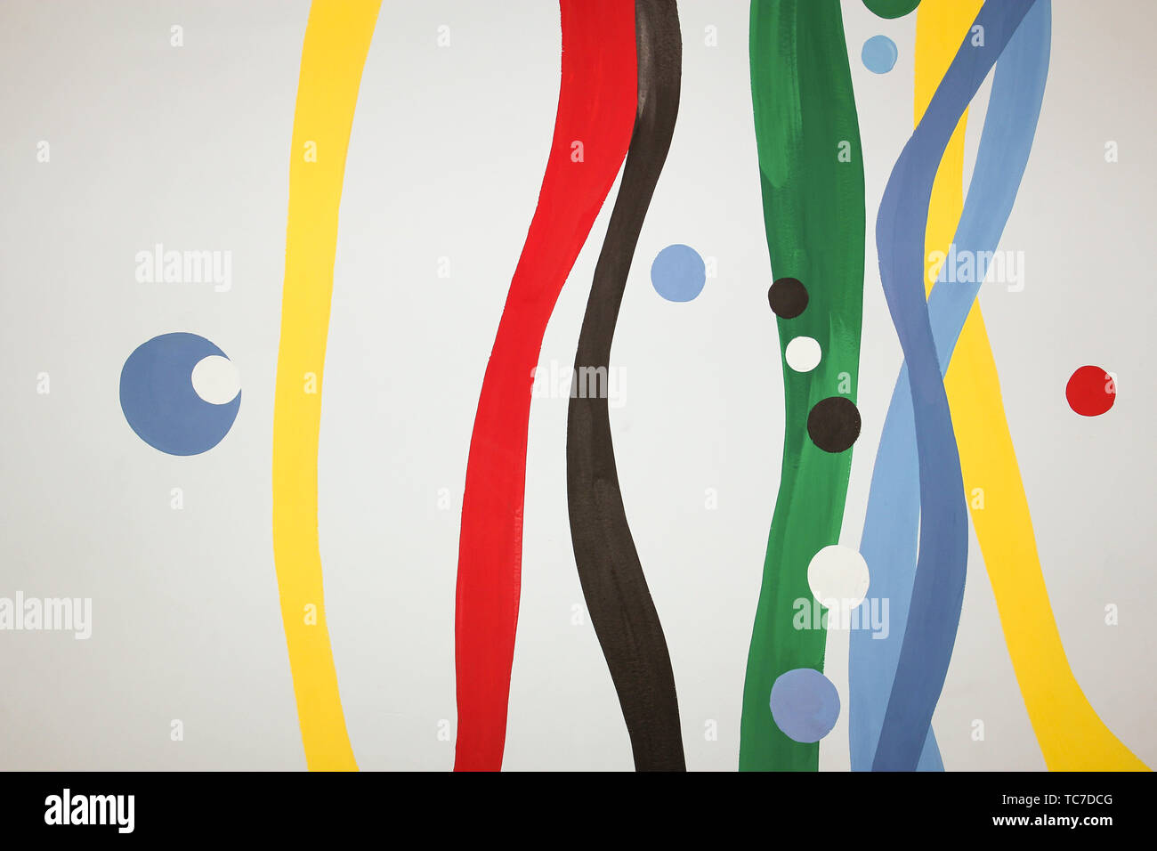 Une image de lignes verticales ondulées de couleur sur un fond gris. Banque D'Images