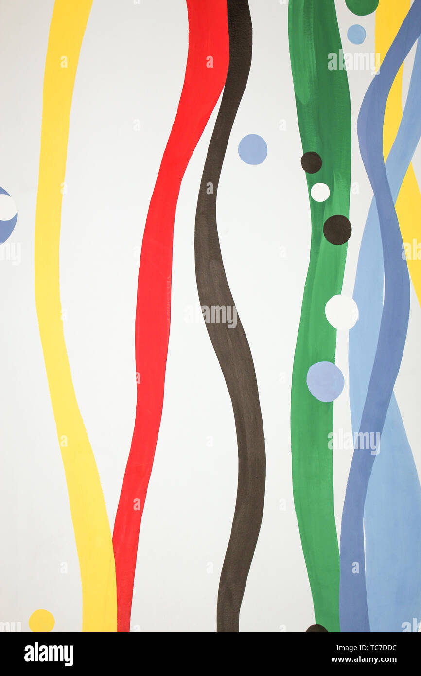 Une image de lignes verticales ondulées de couleur sur un fond gris. Banque D'Images