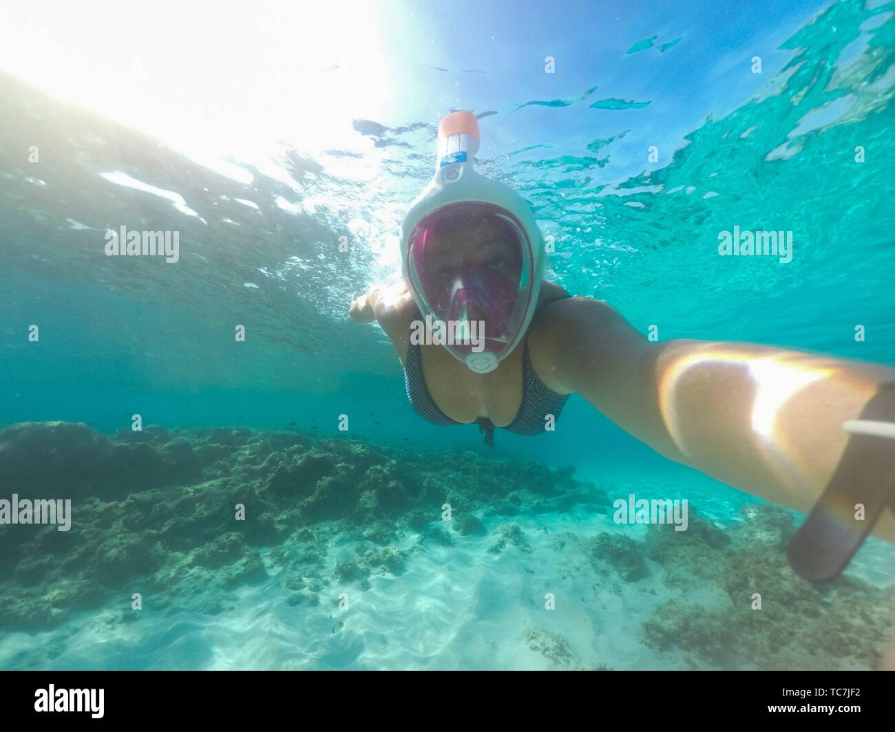 Femme en plongée avec tuba plongée masque El sous-marine Calo de San Agusti  île de Formentera Baléares Espagne Photo Stock - Alamy