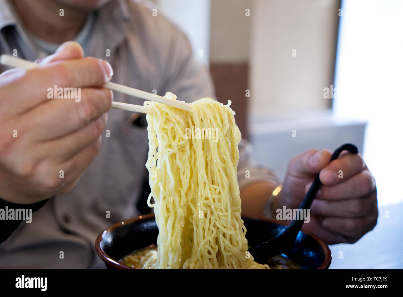 L'alimentation humaine avec femme dans la salle avec l'homme avec un groupe d'adultes avec cuisine délicieux pour le déjeuner de rasoir. Chef pour le dîner. Restaurant. Main saine repas. Table d'affaires croître Banque D'Images
