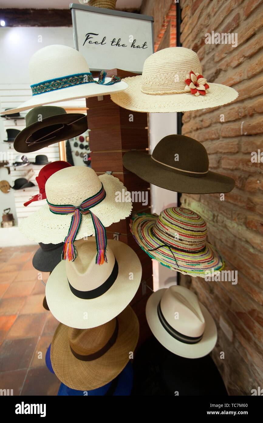 Chapeau traditionnel en vente à la boutique au centre historique, Quito,  Equateur, Amérique du Sud Photo Stock - Alamy