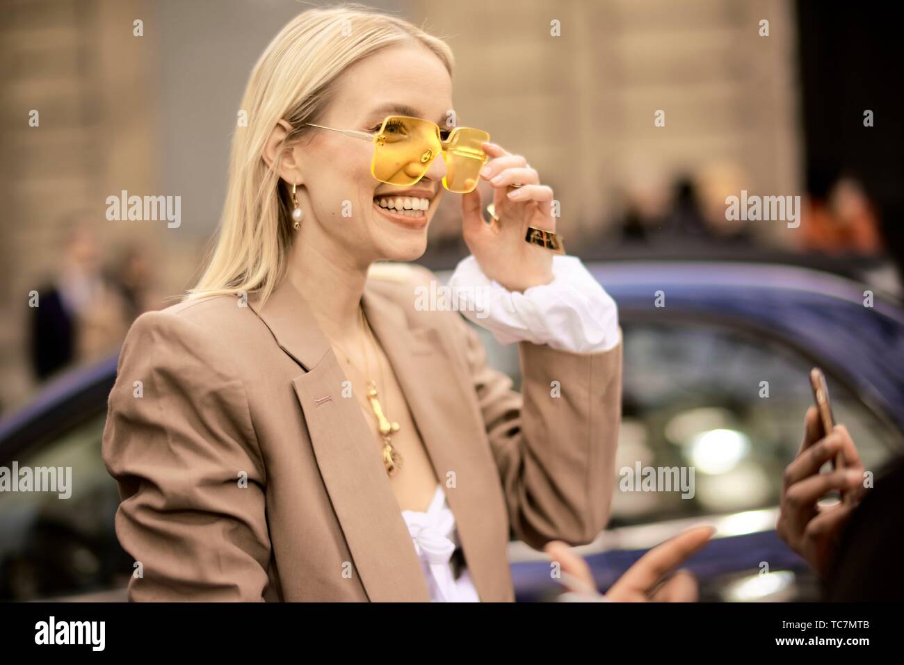 Street Style - Paris Fashion Week Mode Féminine Automne/Hiver 2019/2020,  fashion blogger Leonie Hanne portant des lunettes de soleil jaune, une veste  blazer, un golden Photo Stock - Alamy