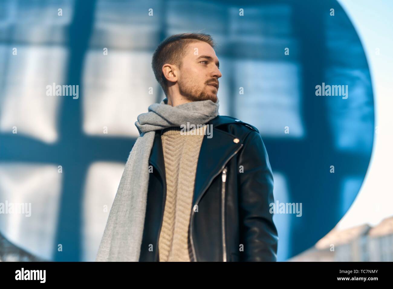 La mode homme portant des vêtements d'hiver, l'écharpe, à côté de, à  Munich, en Allemagne Photo Stock - Alamy