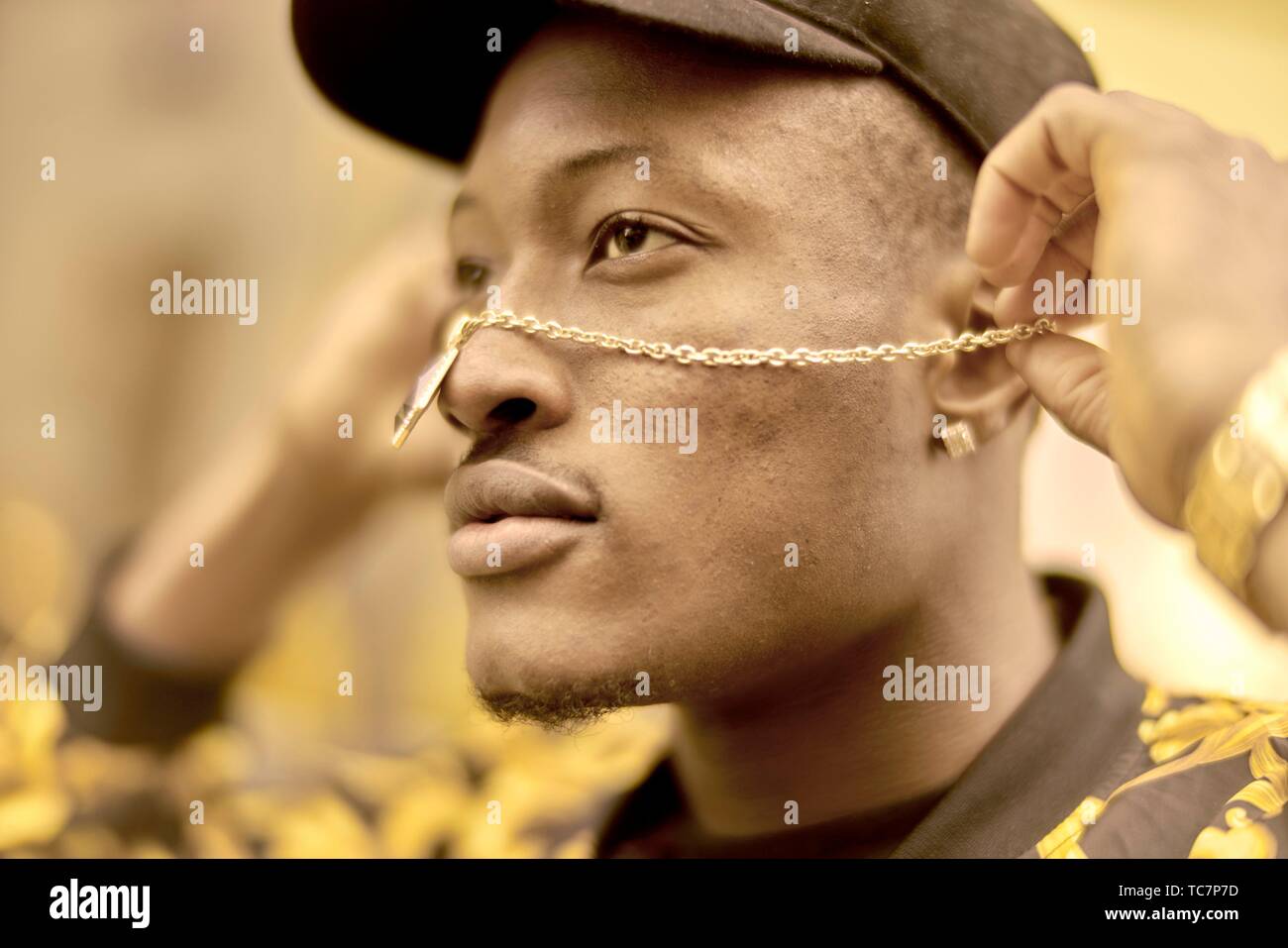 Portrait de l'homme confiant à la chaîne, bijoux en or sur le visage, d' esprit positif, la santé, le statut social, à Munich, Allemagne Photo Stock  - Alamy