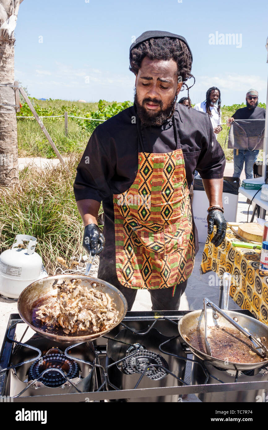 Miami Beach Florida, North Beach, Soul Vega Festival, nourriture, Black Blacks Africains ethnie minoritaire, adultes homme hommes hommes, cuisiner cuisine, champignons Banque D'Images
