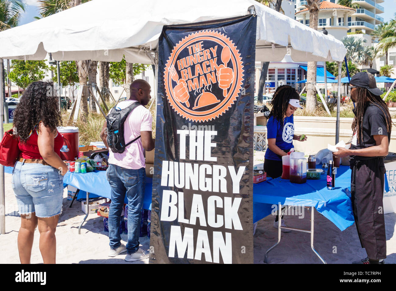 Miami Beach Florida, North Beach, Soul Vega Festival, nourriture, l'homme noir affamé, stand de vendeur, homme noir hommes, femme femmes, FL190331091 Banque D'Images