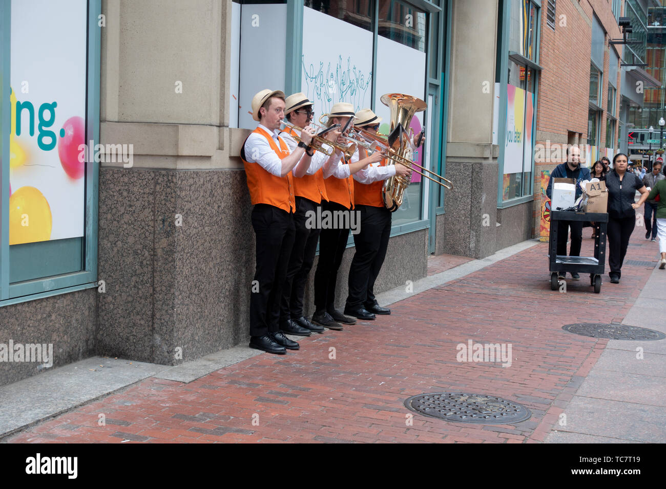 Groupe de musiciens jouant des cornes sur trottoir de Washington Street dans le centre-ville de Boston Banque D'Images