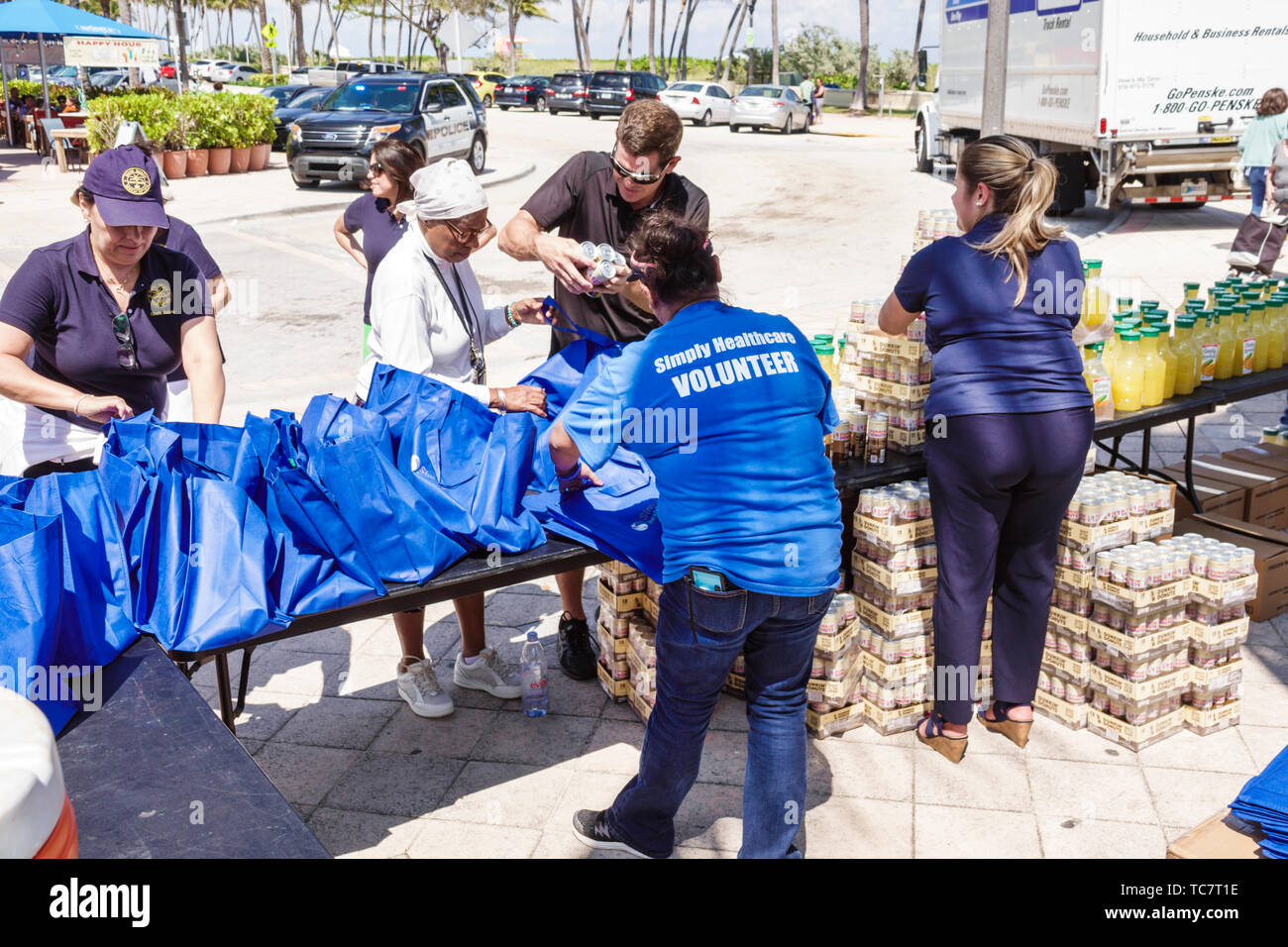 Miami Beach Florida,North Beach,Ocean Water Terrace,Farm Share Food giveaway distribution sans besoin faible revenu, bénévoles service communautaire Banque D'Images