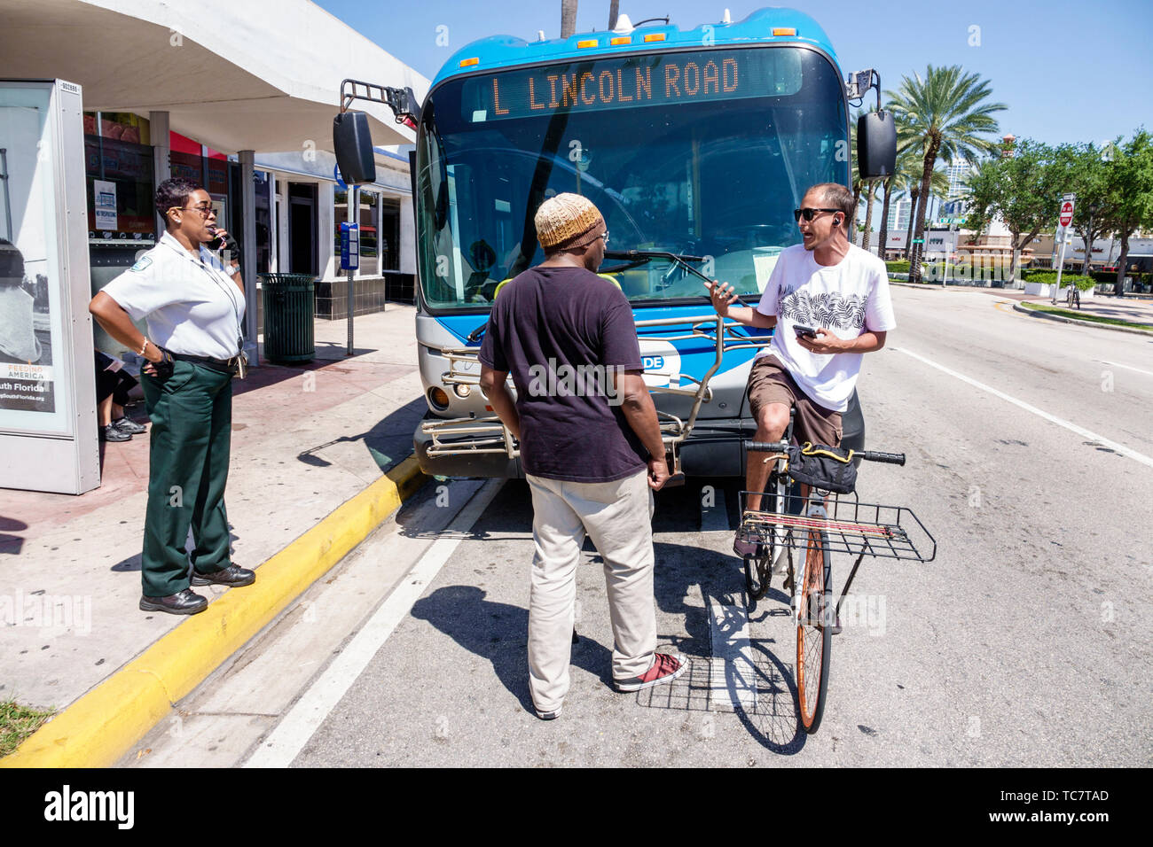 Miami Beach Florida,North Beach,Miami-Dade Metrobus perturbation conflit confrontation prendre la loi dans ses propres mains, hispanique homme hommes, cycliste cycliste Banque D'Images