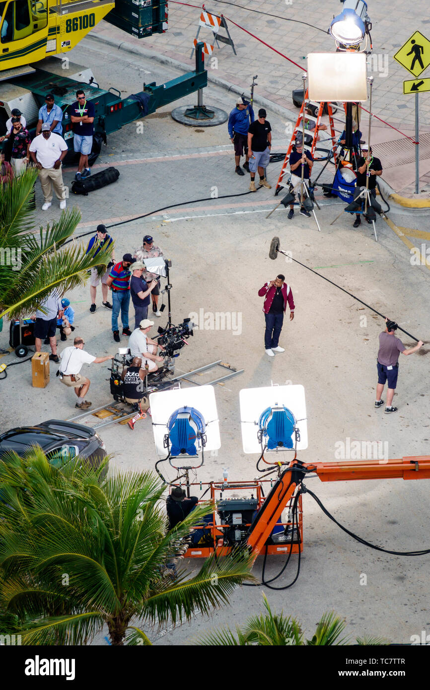 Miami Beach Florida,North Beach,Ocean Terrace,équipe de tournage de film acteurs,Bad Boys for Life Will Smith Martin Lawrence,éclairant les spots en hauteur Banque D'Images