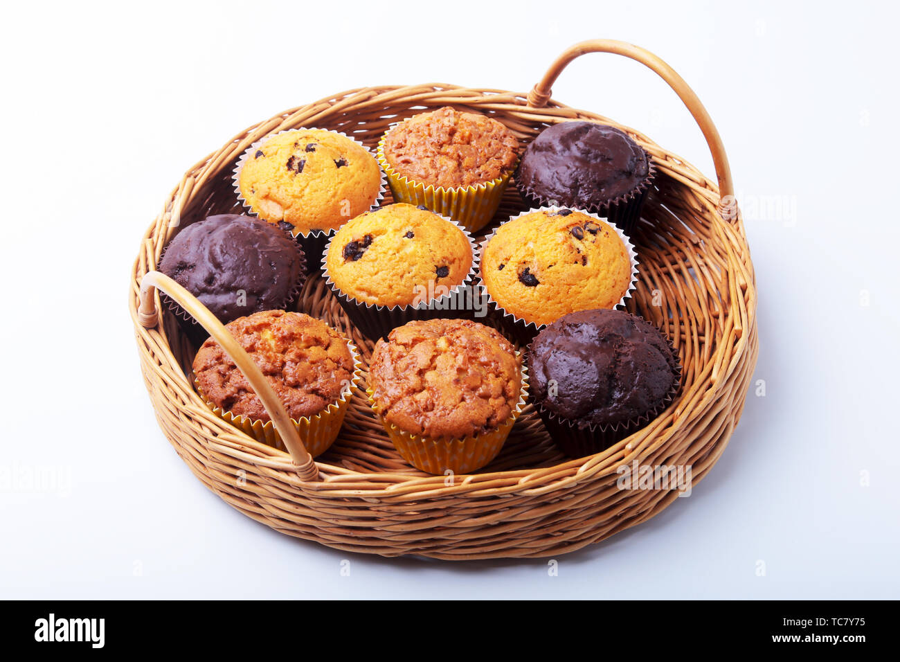 Panier en osier avec un assortiment de délicieux gâteaux faits maison avec des raisins secs et le chocolat. Cupcakes. Vue d'en haut. Copier l'espace. Banque D'Images