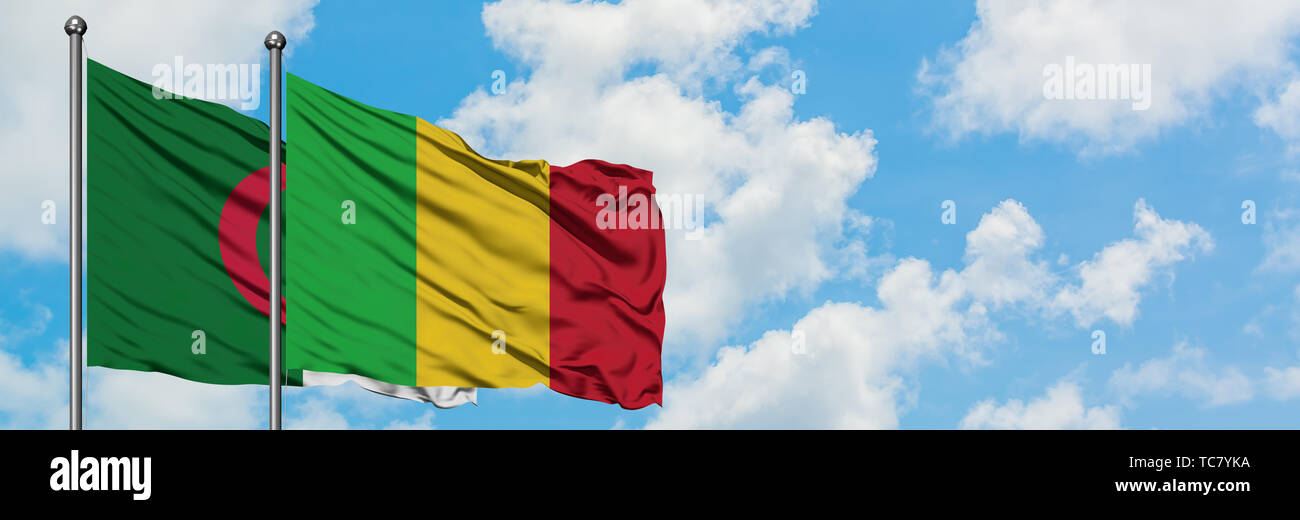 L'Algérie et le Mali drapeaux dans le vent contre ciel bleu nuageux blanc ensemble. Concept de diplomatie, de relations internationales. Banque D'Images