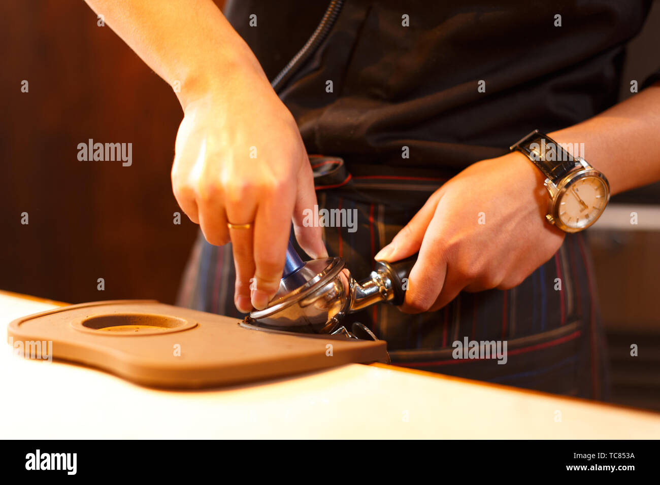 Portrait et serveuse waiter serving in cafe Banque D'Images