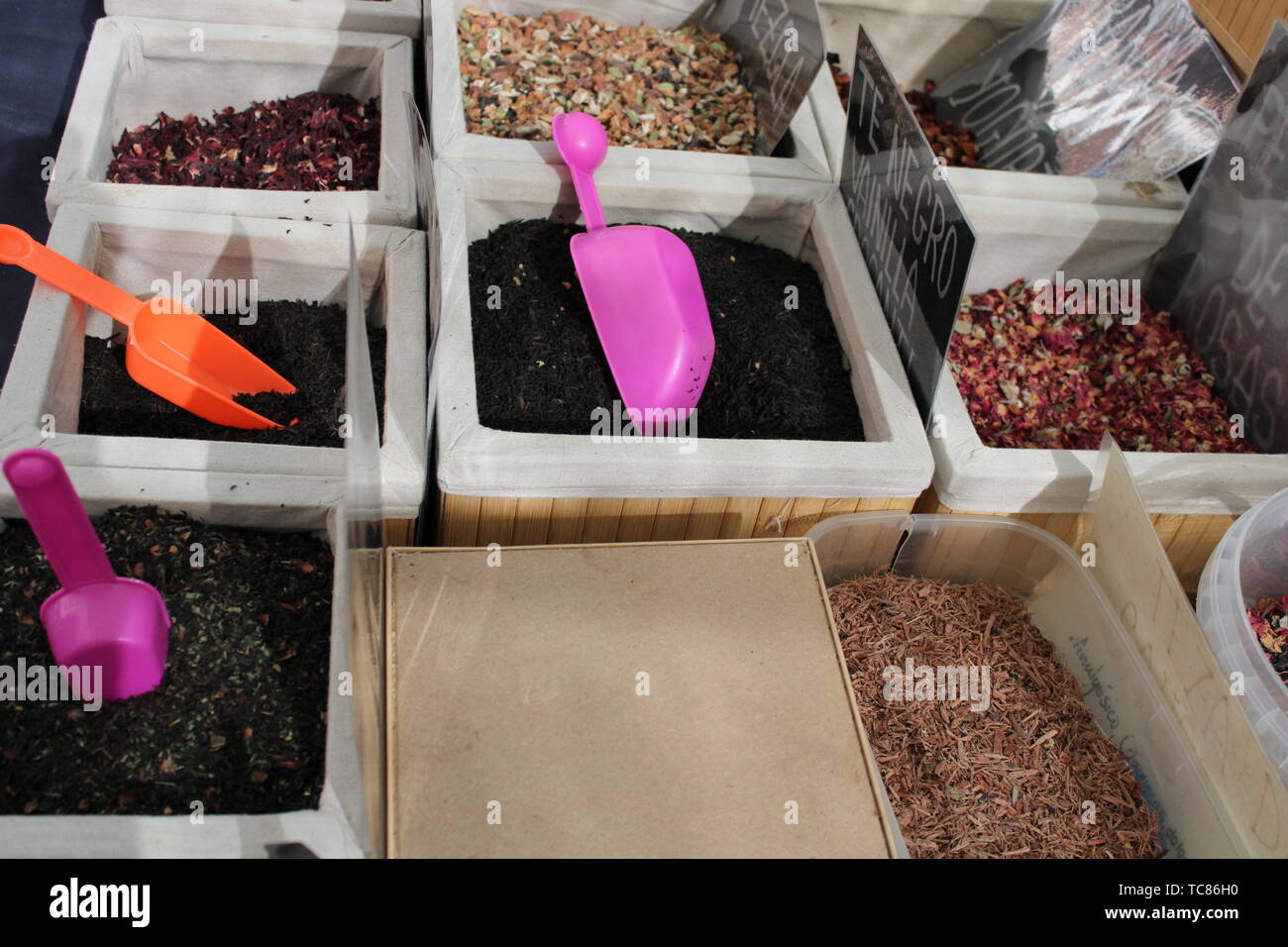 Diverses infusions de plantes médicinales bénéfiques pour la santé Banque D'Images