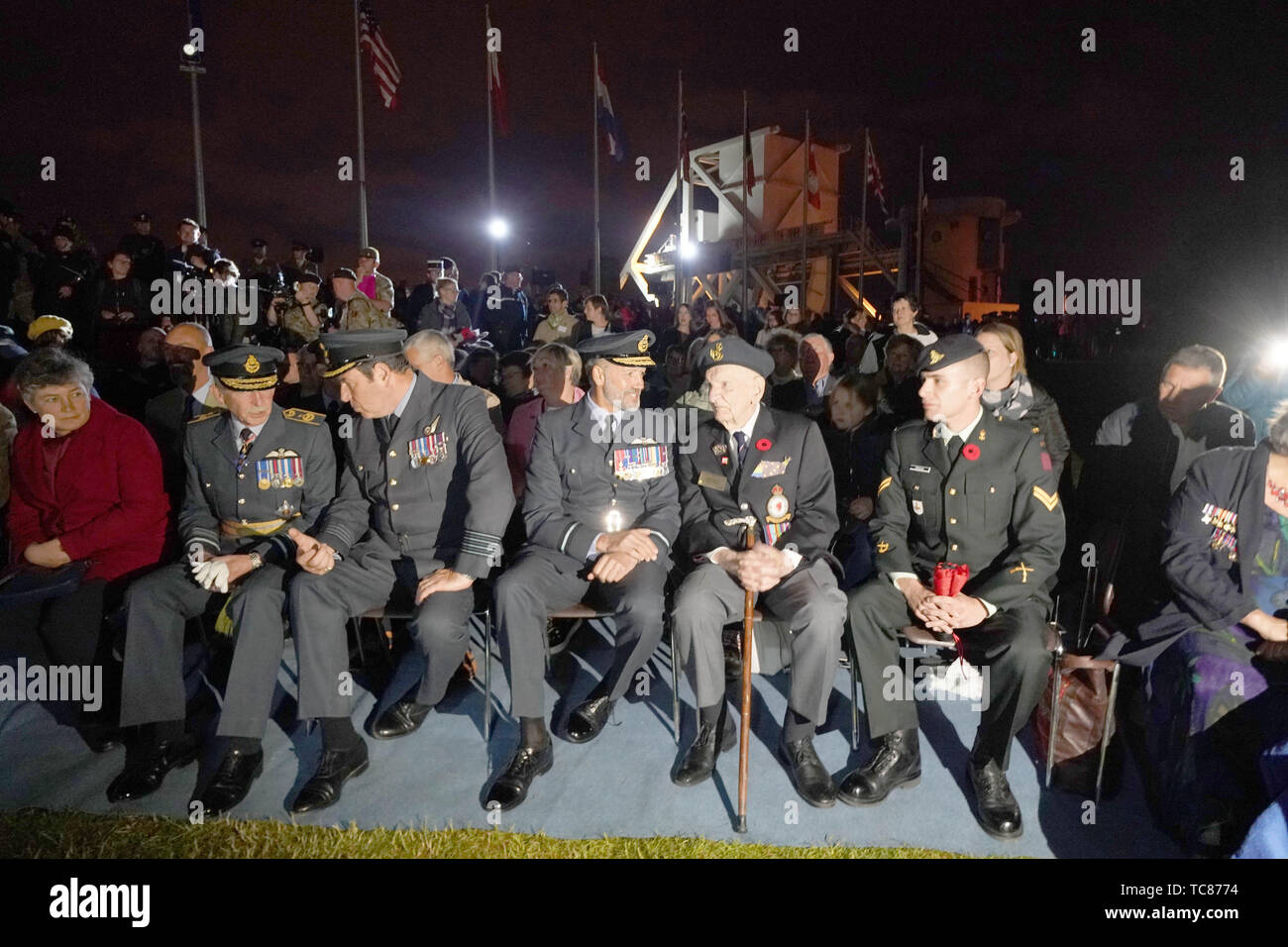 Anciens combattants lors d'une cérémonie à Pegasus Bridge, en Normandie, en France au cours des commémorations du 75e anniversaire du débarquement. Banque D'Images