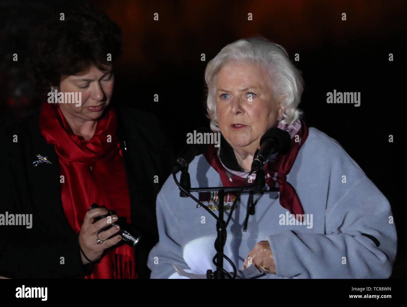 Penny Bates (droite) la fille du Major John Howard s'exprimer, au cours  d'une veillée chez Pegasus Bridge en Normandie, France, durant des  commémorations du 75e anniversaire du débarquement Photo Stock - Alamy