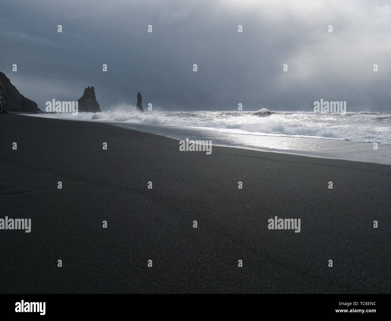 La mer en furie et la seule des pierres sur la plage noire en Islande Banque D'Images