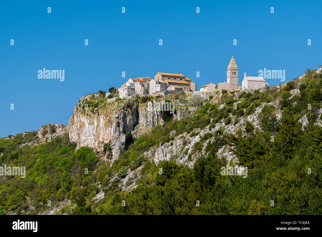 Vieux village antique de Lubenice, sur l'île de Cres Croatie lors d'une journée ensoleillée au printemps Banque D'Images