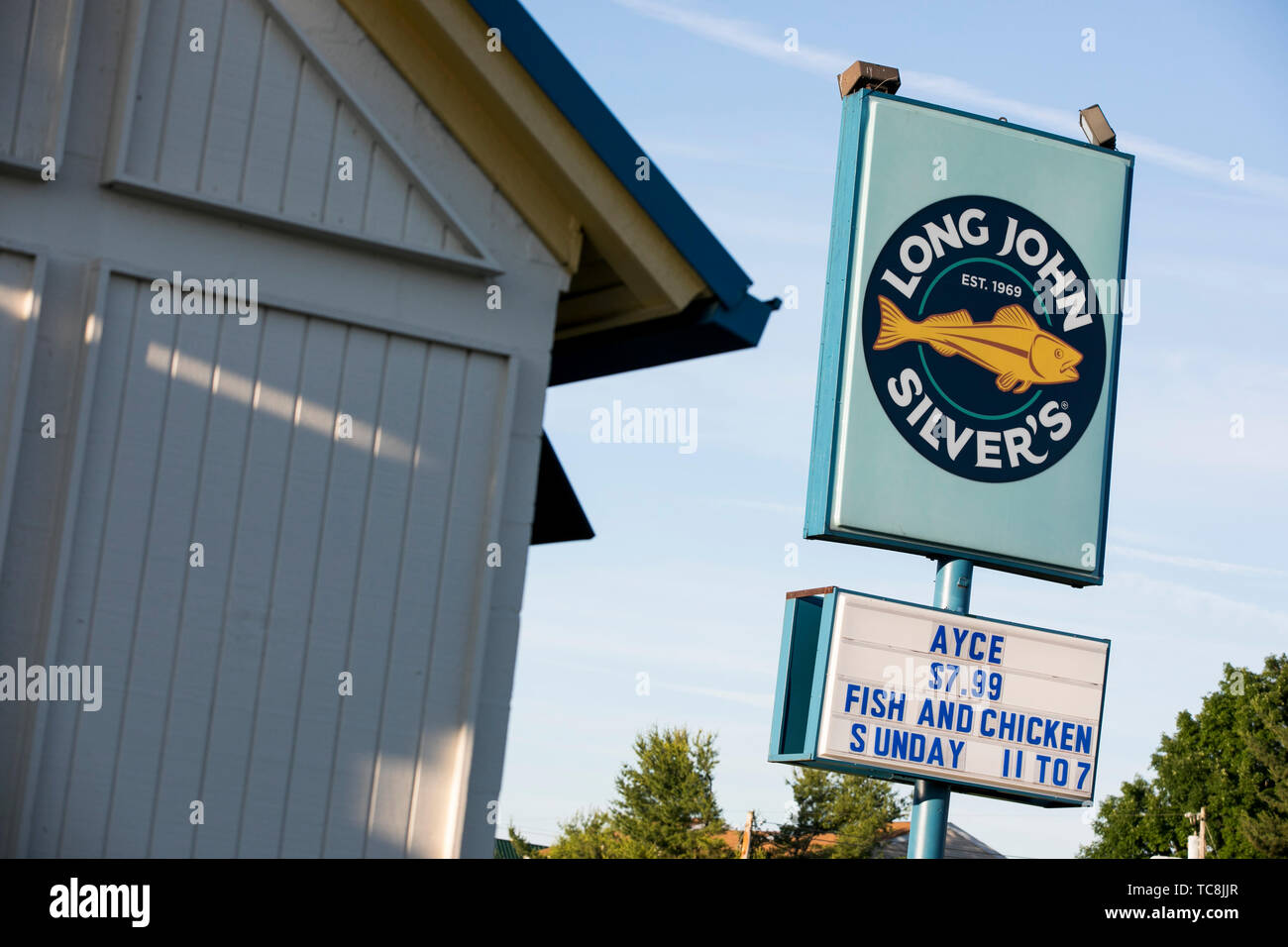 Un logo affiche à l'extérieur d'un Long John Silver's fast food restaurant location à Martinsburg, en Virginie de l'Ouest le 4 juin 2019. Banque D'Images
