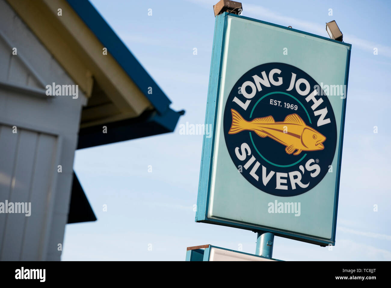 Un logo affiche à l'extérieur d'un Long John Silver's fast food restaurant location à Martinsburg, en Virginie de l'Ouest le 4 juin 2019. Banque D'Images