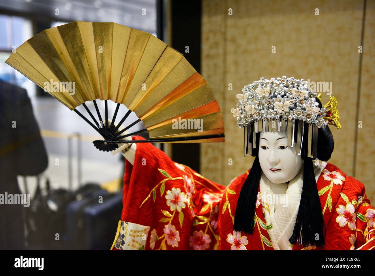 Poupée Mignonne Dans Le Kimono Une Poupée Mignonne S'habille Dans Un Kimono  Rouge Image stock - Image du asiatique, beau: 117180701