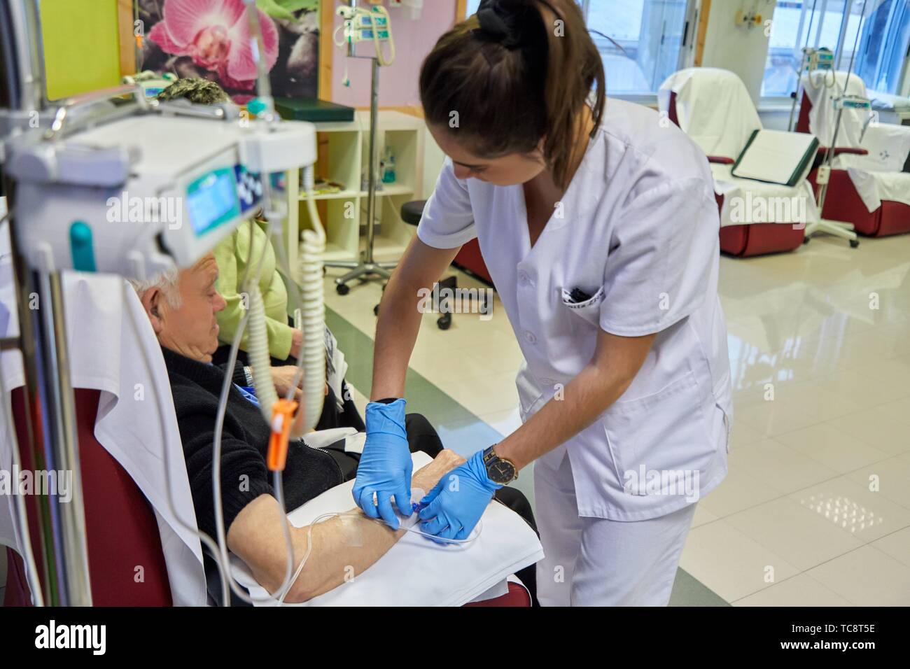 Nurse putting médicament par voie intraveineuse à un patient, la chimiothérapie, l'oncologie, l'hôpital Donostia, San Sebastian, Gipuzkoa, Pays Basque, Espagne Banque D'Images