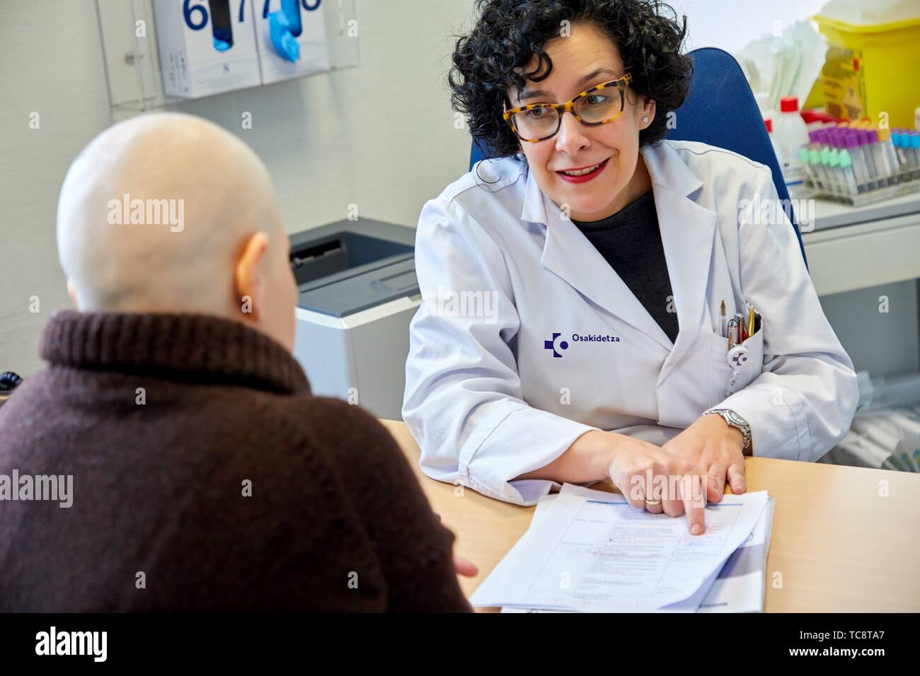 Médecin avec le cancer patient dans la consultation médicale, l'oncologie, l'hôpital Donostia, San Sebastian, Gipuzkoa, Pays Basque, Espagne Banque D'Images