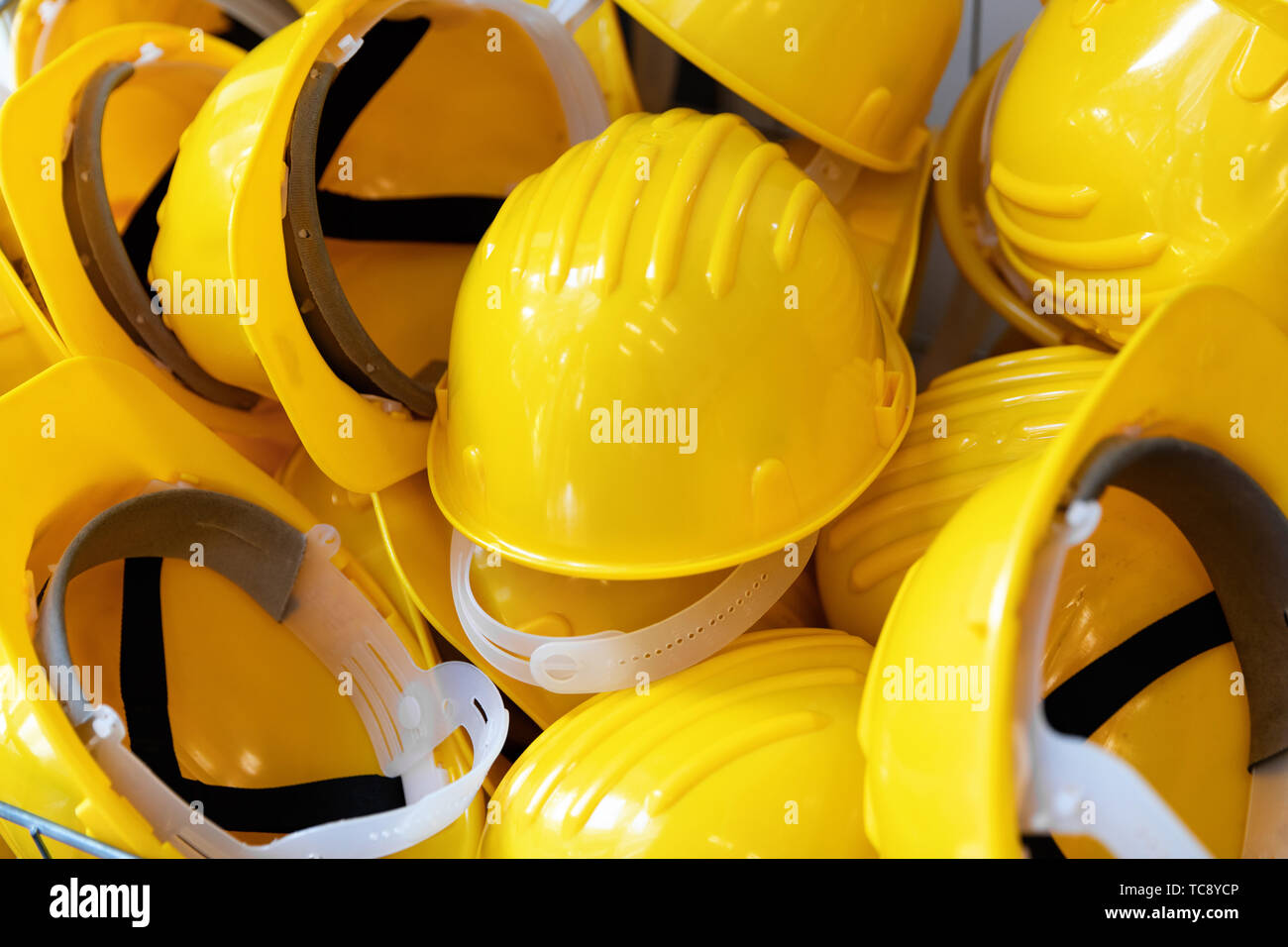 L'industrie de la construction - groupe de casques de sécurité jaune Banque D'Images