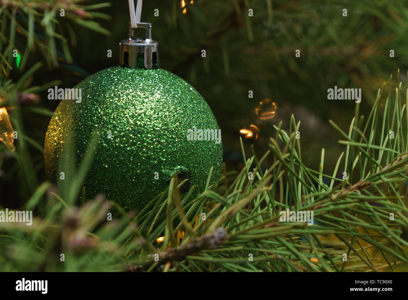 Green glitter Christmas Tree ornament ball Banque D'Images