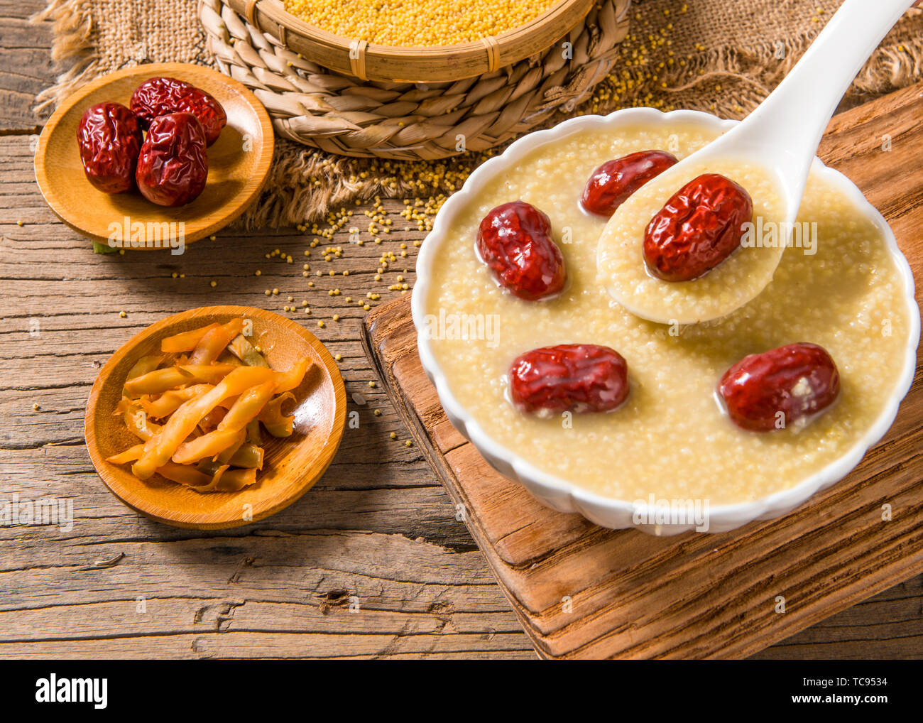 Jujube rouge Millet oreille argent bouillie de graines de lotus Banque D'Images