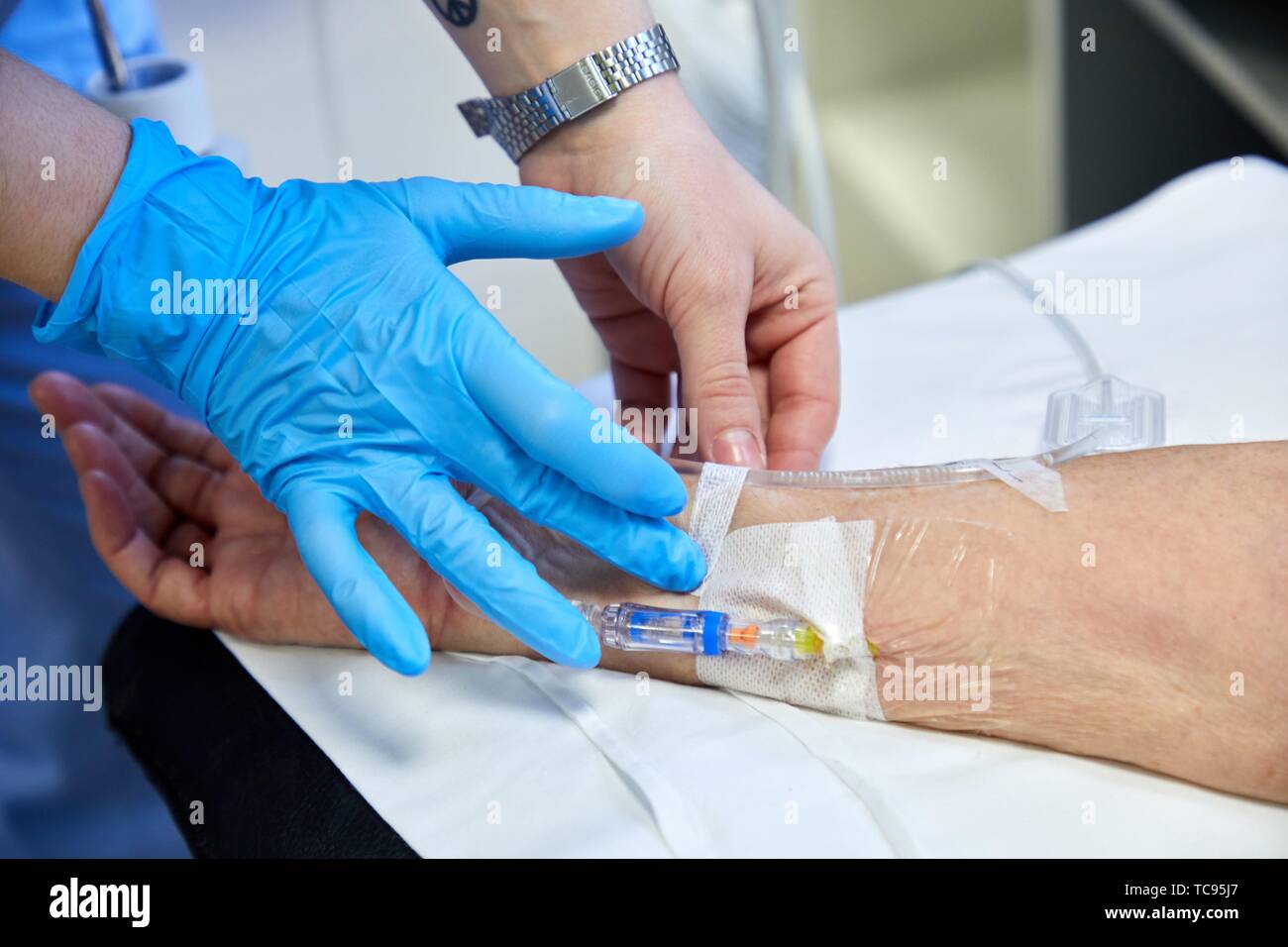 Nurse putting médicament par voie intraveineuse à un patient, la chimiothérapie, l'oncologie, l'hôpital Donostia, San Sebastian, Gipuzkoa, Pays Basque, Espagne Banque D'Images