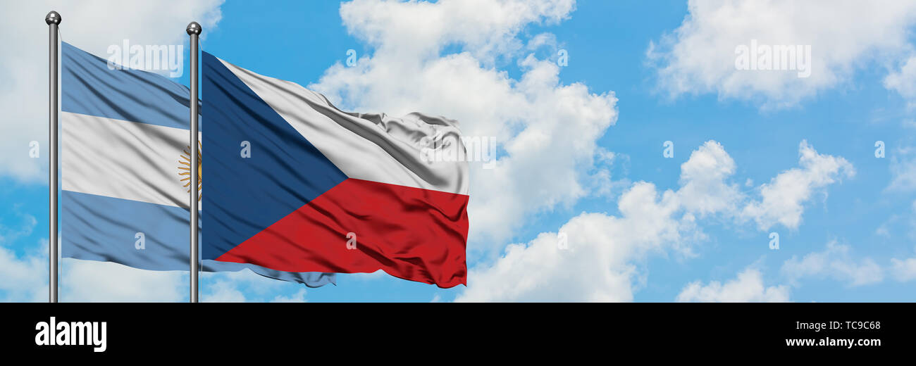 L'Argentine et de brandir le drapeau de la République tchèque dans le vent contre ciel bleu nuageux blanc ensemble. Concept de diplomatie, de relations internationales. Banque D'Images