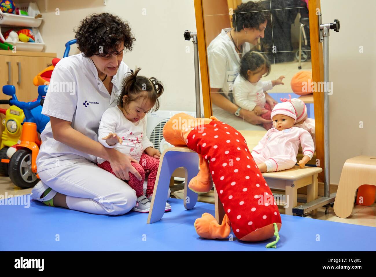 L'enseignement d'un physiothérapeute fille avec le syndrome de se lever,, Amara Berri Health Centre building, Donostia, San Sebastian, Gipuzkoa, Banque D'Images