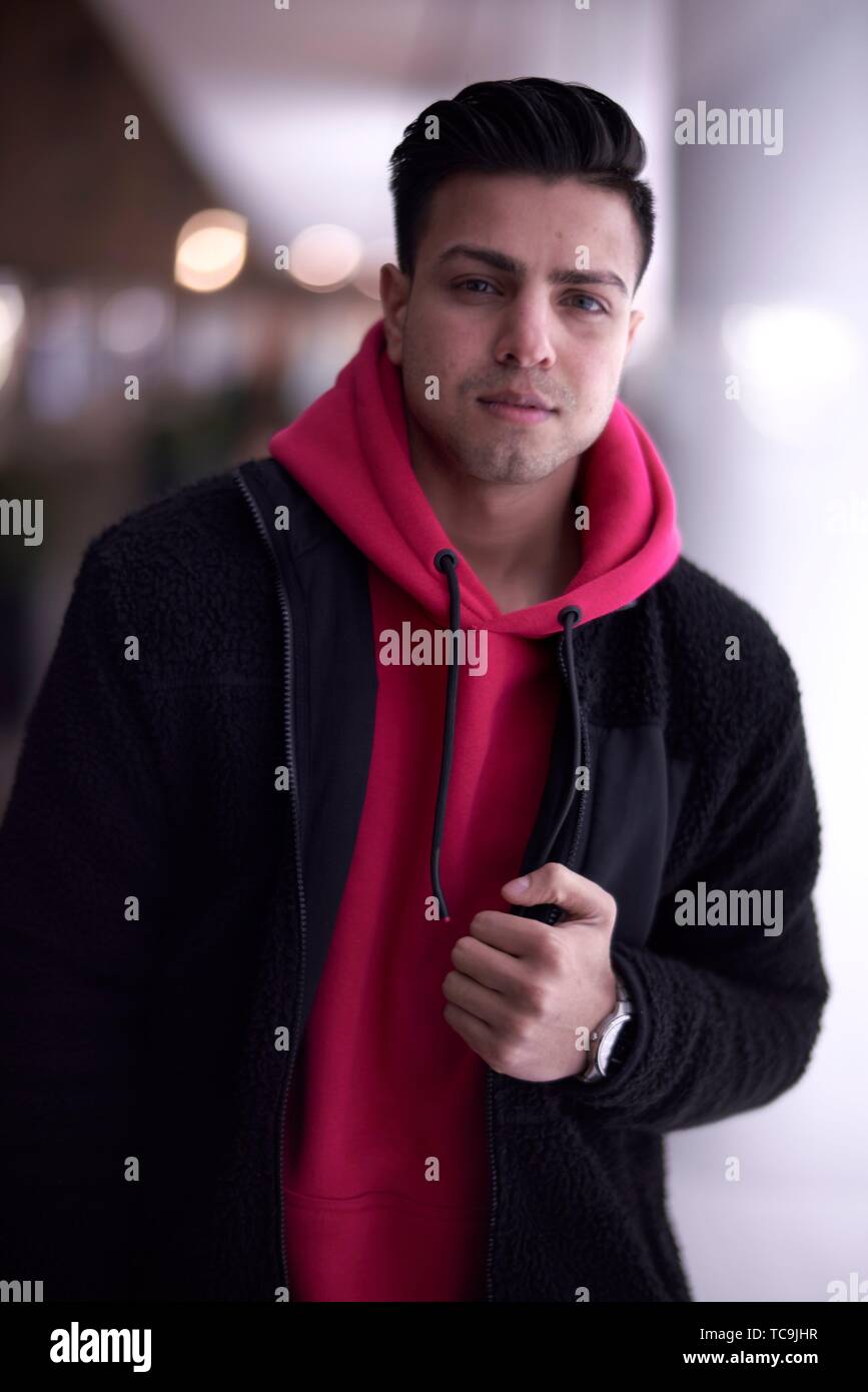 Pull homme rouge confortable avec pull et Gilet décontracté à l'extérieur  en ville la nuit, hoodie, l'origine ethnique de l'Afghanistan Photo Stock -  Alamy