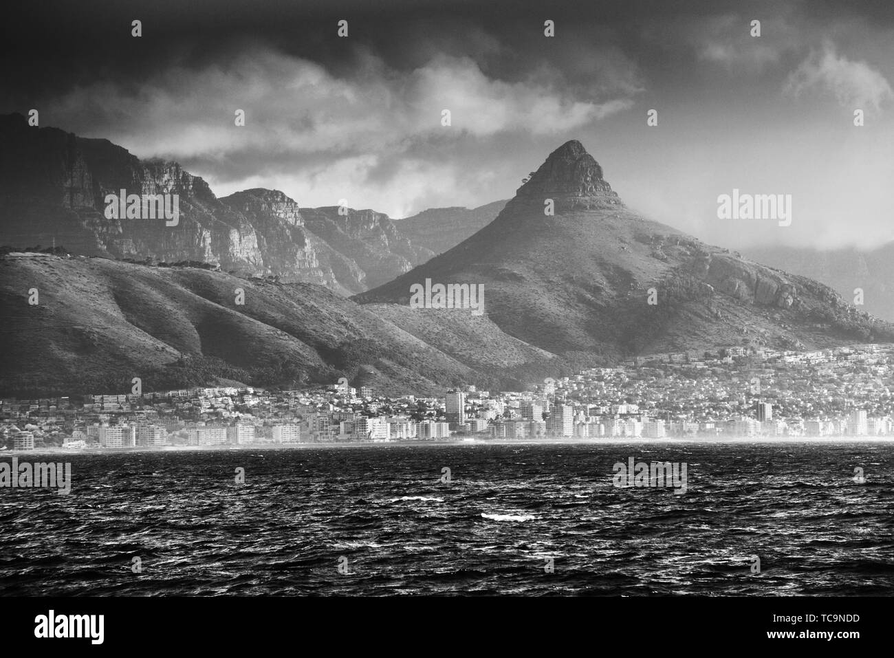 Vues de la ville du Cap et la montagne de la table vue de l'île Robben. Banque D'Images