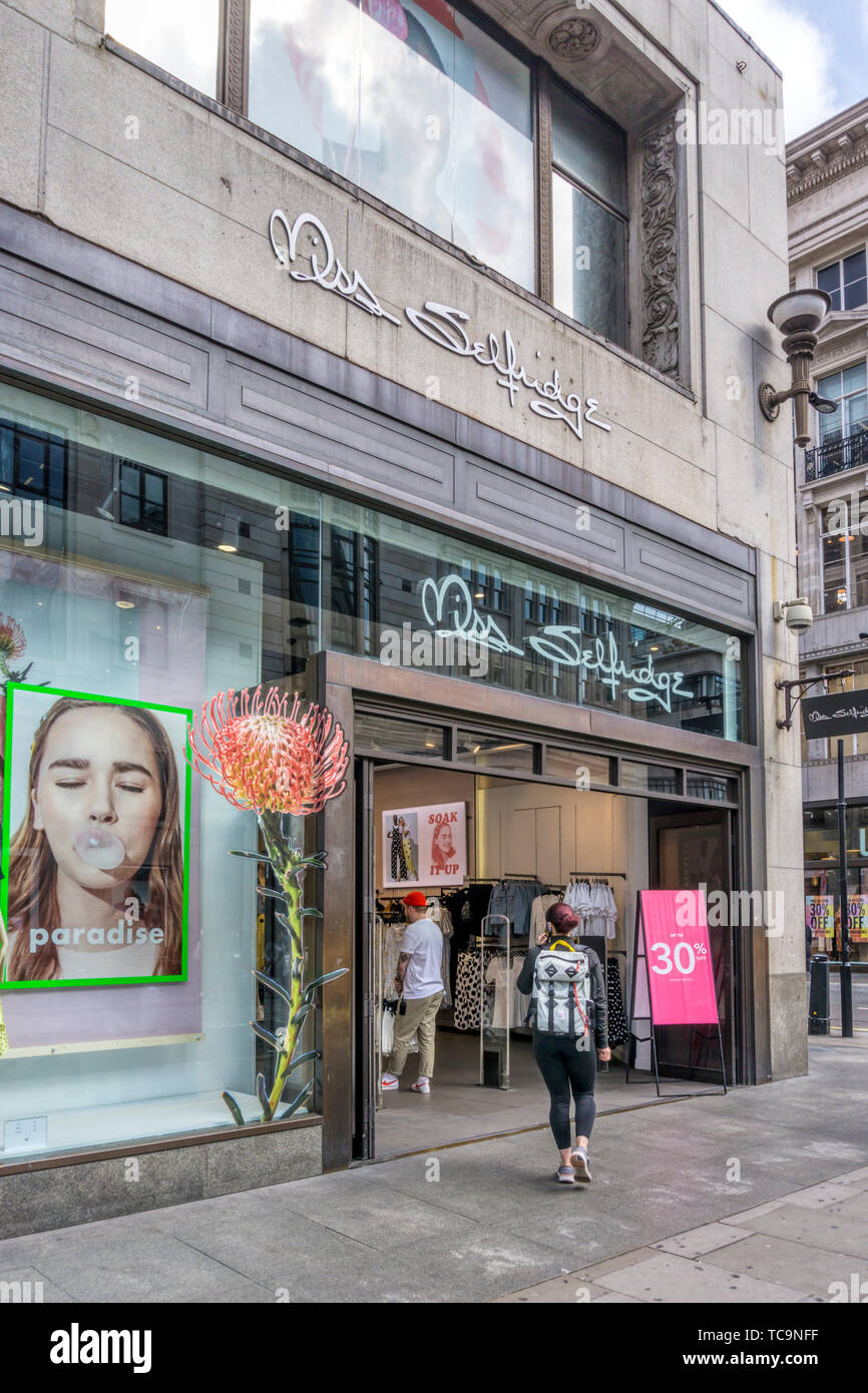 Une succursale de Miss Selfridge détaillants de mode d'Oxford Street. Miss Selfridge est administré par groupe d'Arcadia. Banque D'Images
