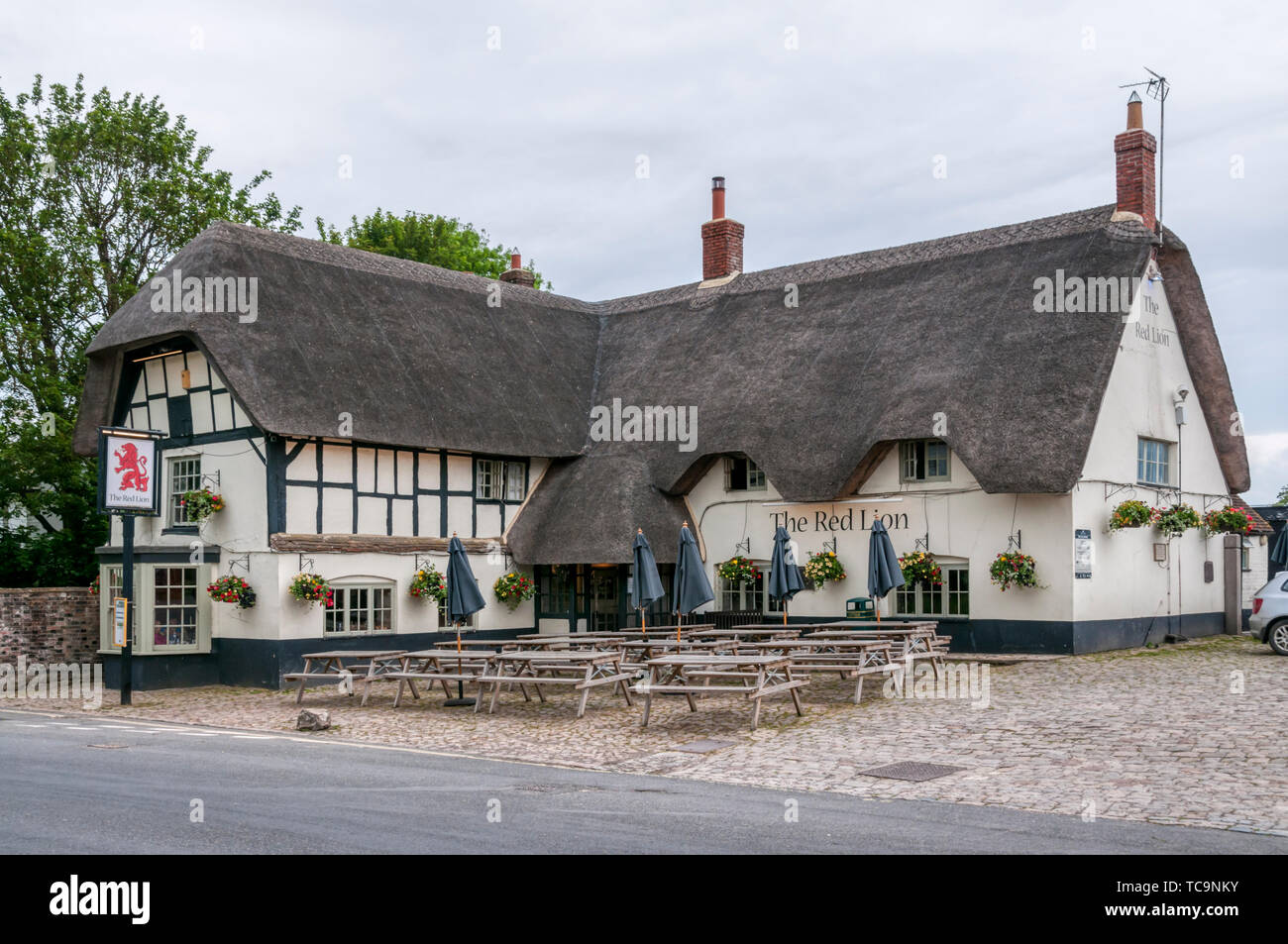 Le Red Lion Pub dans le village d'Avebury Wiltshire est situé dans le célèbre cercle de pierre autour du village. Banque D'Images