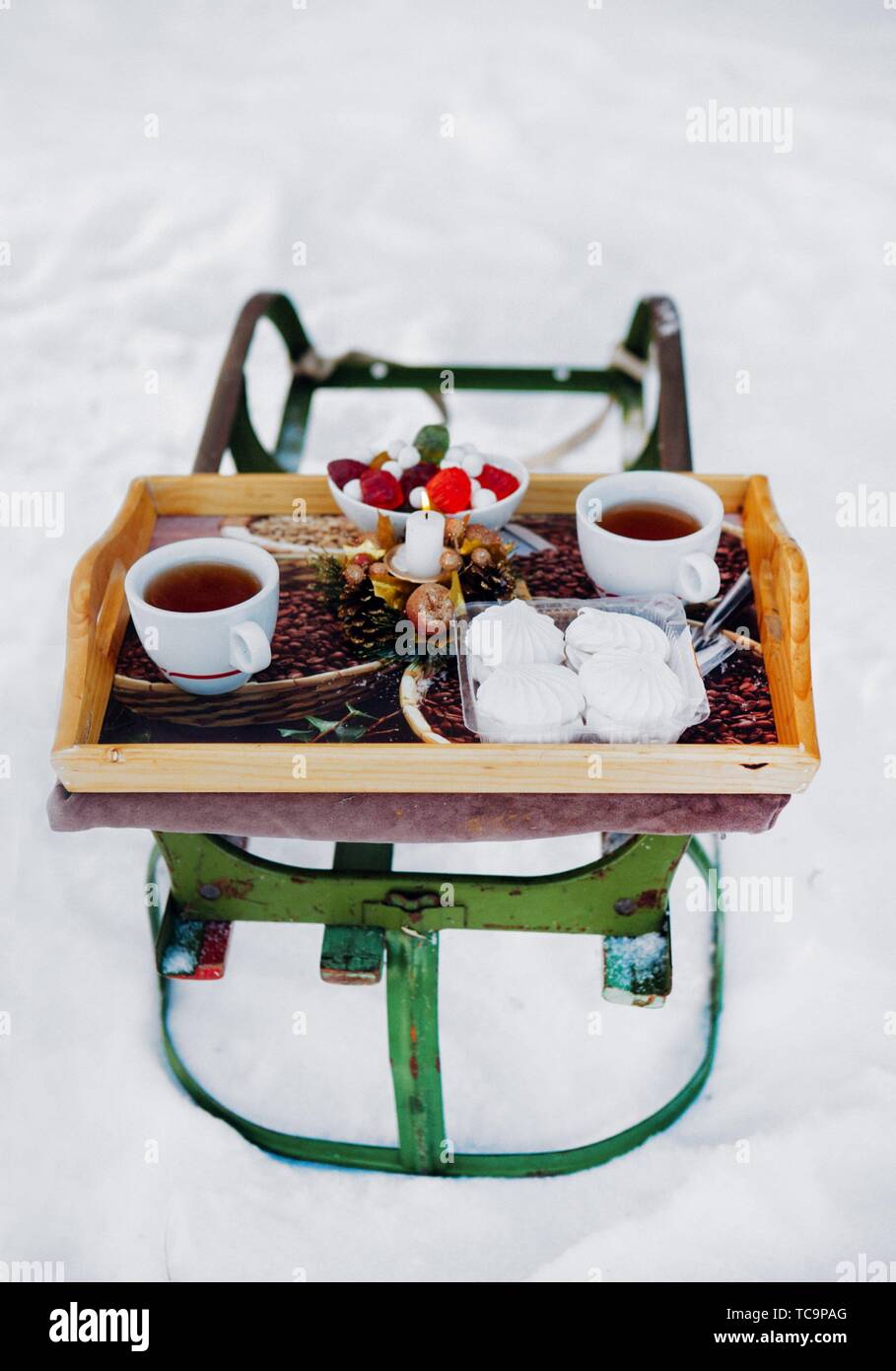 Petit Dejeuner Romantique Dans La Neige Vintage Hiver Traineau Le Cafe Les Guimauves Et Autres Sucreries Dans Un Compartiment Avec Une Bougie Allumee Photo Stock Alamy Petit Dejeuner Romantique Dans La Neige Vintage Hiver Traineau Le Cafe Les Guimauves Et Autres Sucreries Dans Un Compartiment Avec Une Bougie Allumee Photo Stock Alamy