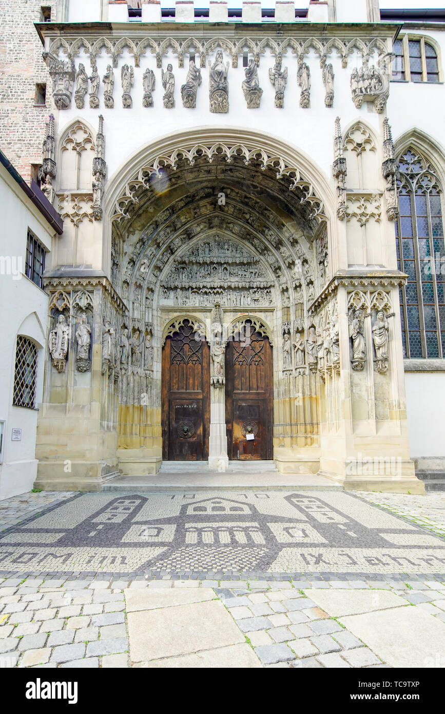 Portail de la cathédrale St Mary à Augsbourg, Schwaben, souabe, Bayern, Bavière, Allemagne. La Bavière est l'une des plus vieilles cités d'Allemagne. Banque D'Images