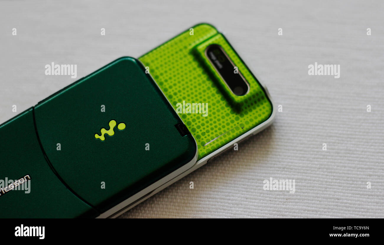 Woman is holding a green Sony Ericsson W580i WALKMAN publié en août 2007, le Pays de Galles, Royaume-Uni. Téléphone mobile avec des boutons de Virgin Mobile contrac Banque D'Images