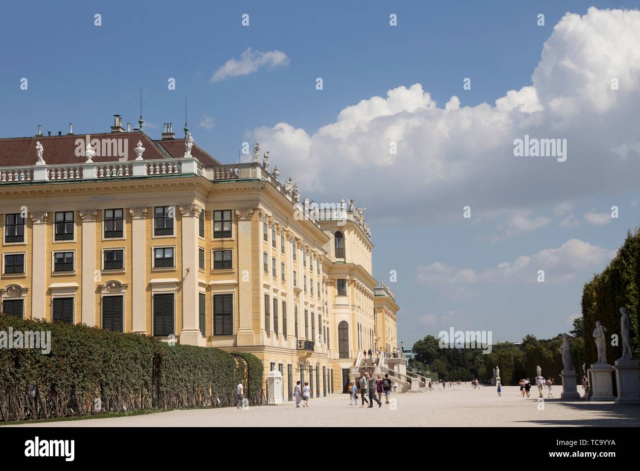 Vienne, Autriche - 06 juillet 2018 : ''chonbrunn'' palace (Schloss Schönbrunn) et le parc avec un ciel bleu et cloudsâ. Stock Photo Éditorial ". Banque D'Images