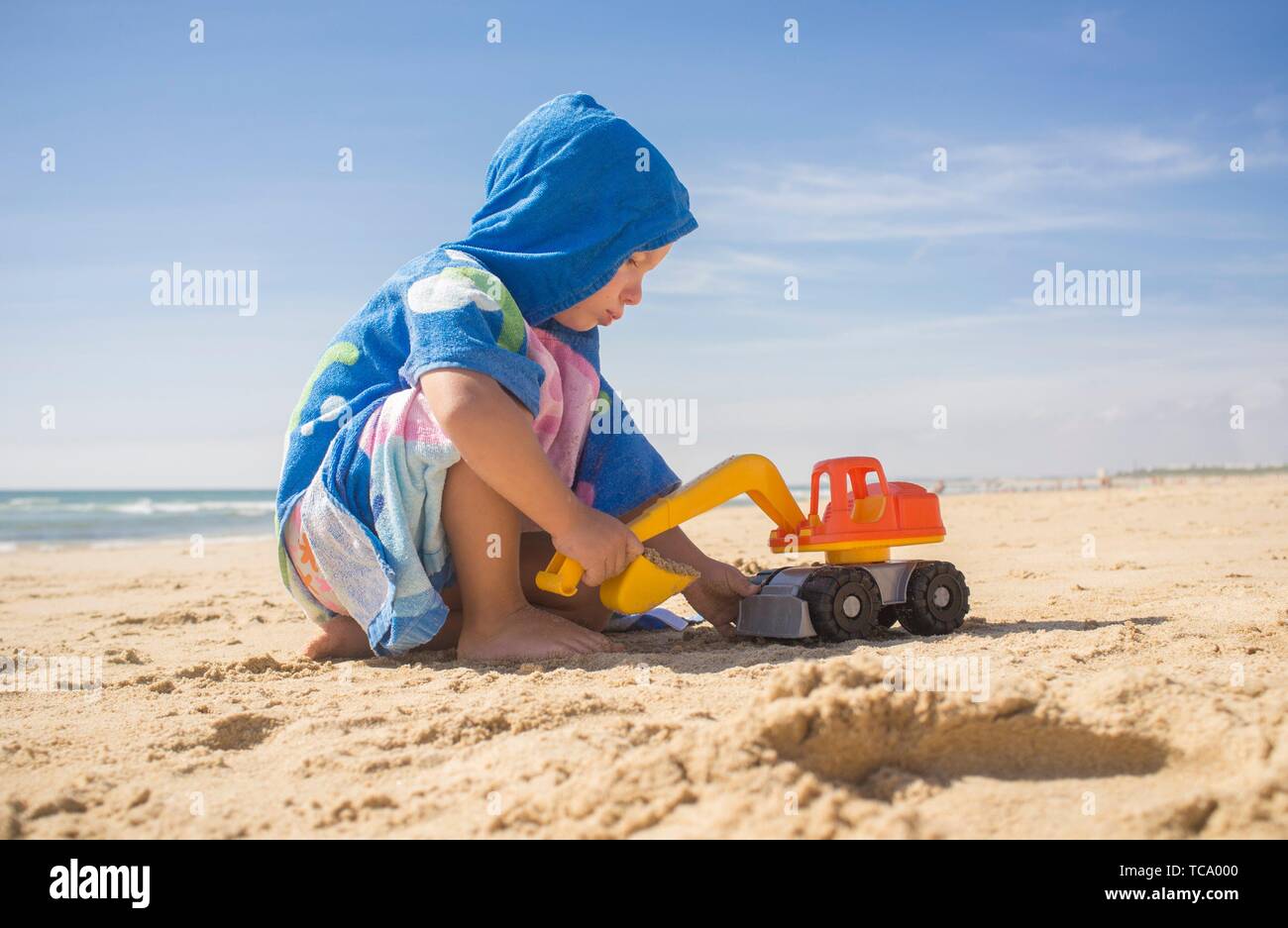 Bebe Garcon Jouant Sur Le Sable A La Plage Avec Jouet Pelle Il Porte Serviette Poncho A Capuchon Photo Stock Alamy