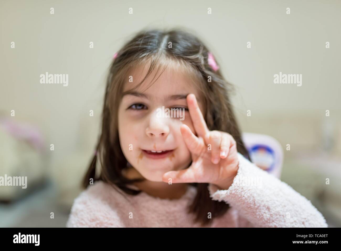Scarica Gratis Images Petite Fille Mignonne Avec Drole De Visage Sale Apres Manger dernière salutations